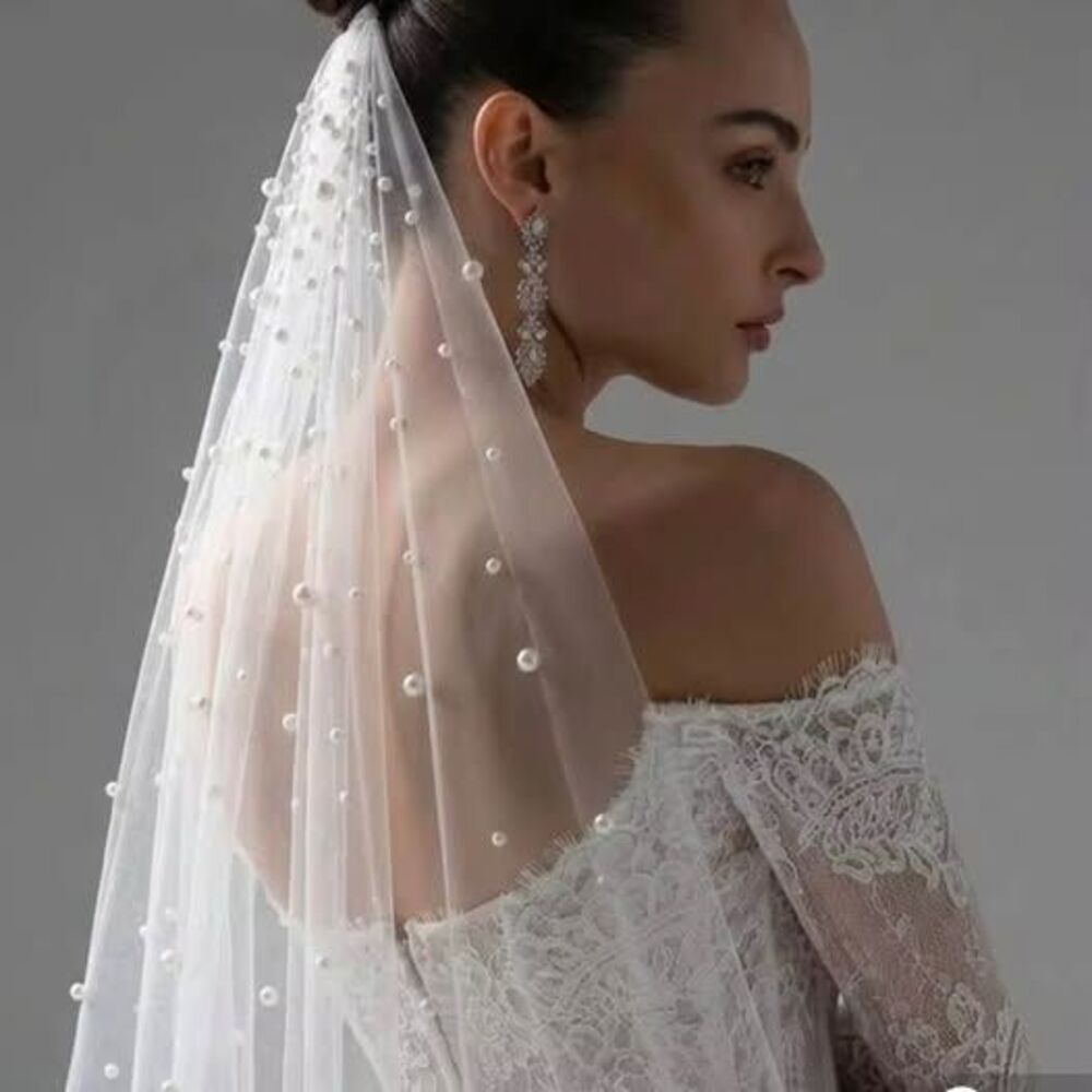 Pearl Knee-Length Bridal Veil with Comb – White Wedding Veil